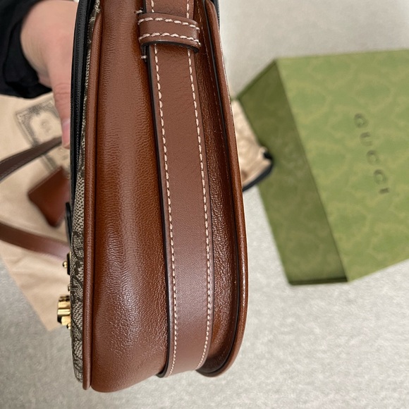 Gucci Padlock Saddle Crossbody - Picture 6 of 16